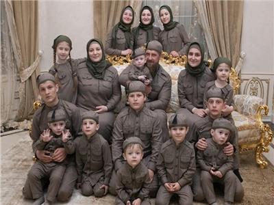 أم لـ 11 ولدا .. بوتين يمنح لقب "الأم البطلة" الأول في روسيا لزوجة رمضان قديروف