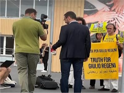 نائب إيطالي يرفع لافته فى مؤتمر المناخ ..يطالب بكشف مصير قضية جوليو ريجيني |فيديو 