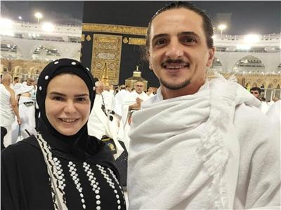 دنيا عبد العزيز تؤدى فريضة العمرة برفقة زوجها| صور