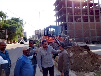 رئيس مدينة الأقصر يتفقد أعمال رفع كفاءة وتطوير الطرق | صور