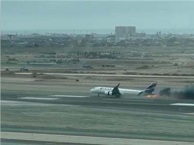 اشتعال النيران في طائرة ركاب على مدرج مطار عاصمة بيرو| فيديو