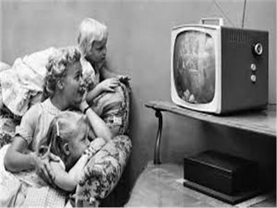 اليوم العالمي للتلفزيون.. كيف أصبحت الشاشة الصغيرة فرداً من العائلة؟