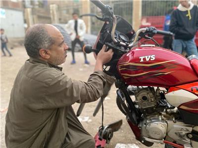 حكايات| عم عفيفي «ضد مستحيل».. «كفيف» لصيانة الدراجات النارية بالصعيد 