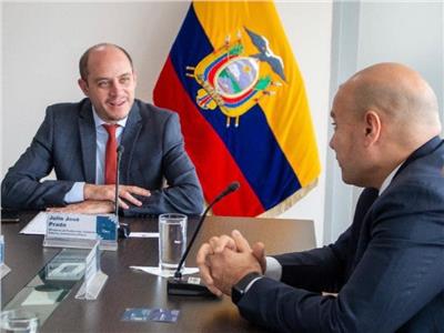 سفير مصر في كيتو يبحث سُبل تعزيز التعاون مع وزير الإنتاج والتجارة الخارجية بالإكوادور