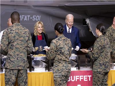 بايدن والسيدة الأولى يقدموا الطعام لأفراد الجيش في قاعدة عسكرية| فيديو
