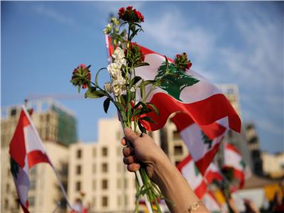 بعيده الوطني الـ79..اللبنانيون يرفعون الأعلام بالشرفات بحثا عن رئيس غائب