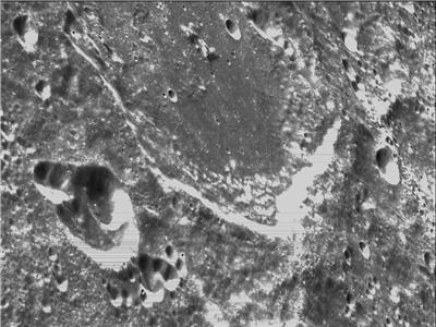 مركبة ناسا أوريون تلتقط صورا مذهلة لسطح القمر المليء بالفوهات