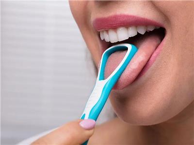 لصحة الفم.. فوائد صحية محتملة لكشط اللسان والأسنان