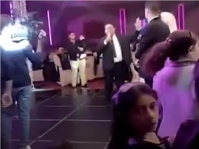 في موقف غريب.. رجل يطلق زوجته في حفل زفاف ابنته