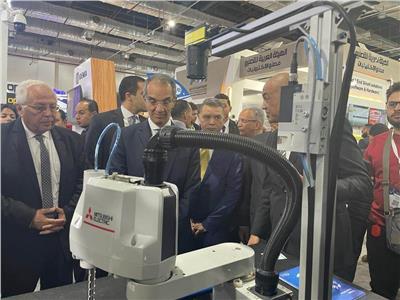 وزير الاتصالات يفتتح فعاليات النسخة الأولى من معرض «تكنولوجيا التصنيع»