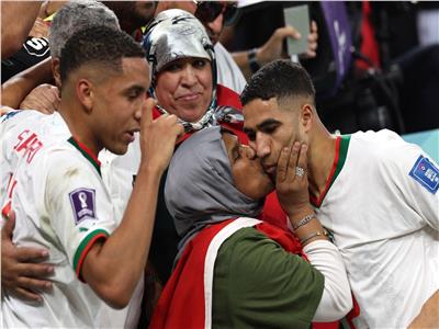 لقطة اليوم| قبلة والدة حكيمي تخطف الأنظار بعد فوز المغرب على بلجيكا