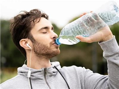 ما الكمية المثالية لشرب الماء يوميا؟.. 8 أكواب «خطأ شائع»