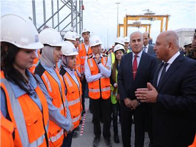 وزير النقل يتفقد الإعداد للتشغيل التجريبي لمحطة «تحيا مصر» بميناء الإسكندرية 