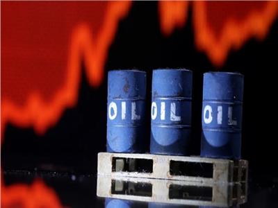 الصين تؤجج مخاوف الطلب على النفط.. برنت يهبط دون 82 دولارًا