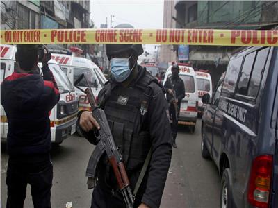 مقتل 3 وإصابة 24 آخرين في هجوم انتحاري استهدف حافلة للشرطة بباكستان