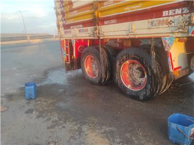 محافظ أسوان يضبط سائق بتهمة «غسل شاحنة في الشارع»
