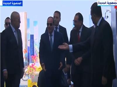 لحظة وصول الرئيس السيسي لمدينة المنصورة الجديدة