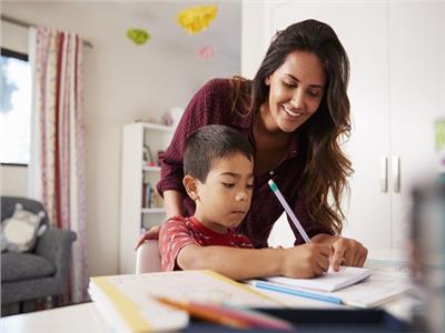 للأمهات.. كيف تجنبين طفلك ضغوط الامتحانات؟