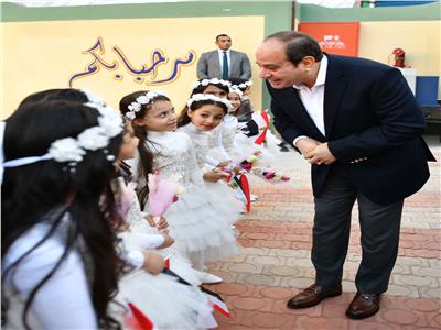 الرئيس يتبادل الحديث الأبوي مع الأطفال في مدرسة قرية الحصص بشربين| صور 