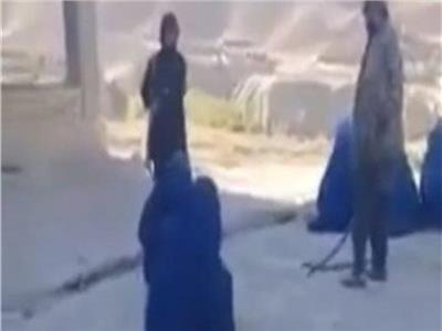 حركة طالبان تجلِد سيدة أفغانية .. خرجت للسوق بدون «محرم»| فيديو