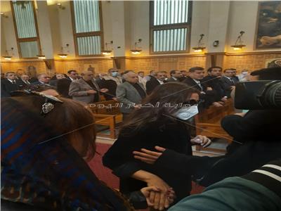 انهيار الإعلامية حنان مفيد فوزي اثناء تشييع جنازة والدها