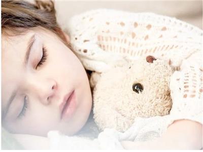 دراسة جديدة.. الغناء للأطفال قبل النوم يجنبهم العصبية 