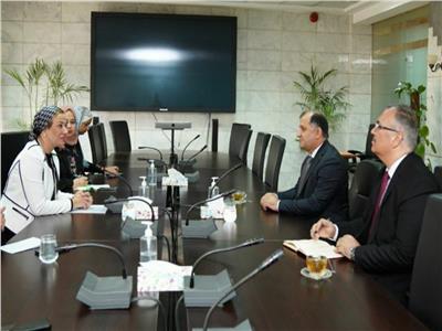 سفير طاجيكستان بمصر يدعو وزيرة البيئة لزيارة بلاده 