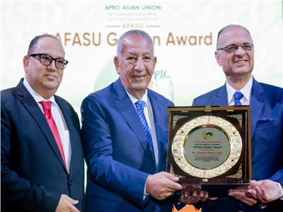 فوز رئيس مستثمري البحر الأحمر بجائزة الاتحاد الأفرو أسيوي الذهبية