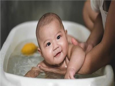 استحمام الطفل في الشتاء له فوائد كثيرة ⁩