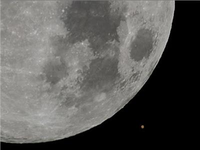  صورة مذهلة للمريخ يطل من خلف القمر