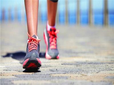 «دراسة»: المشي السريع يساعد في إطالة العمر