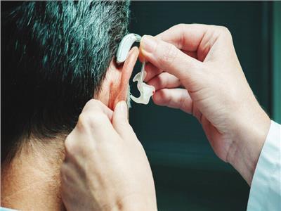 مراجعة علمية تكشف ارتباط أجهزة السمع بالوقاية من مرض لا دواء له
