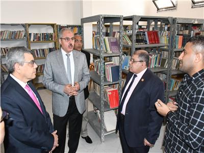 رئيس جامعة قناة السويس يفتتح المكتبة الرقمية وقاعة مجلس كلية التربية بعد تطويرهما