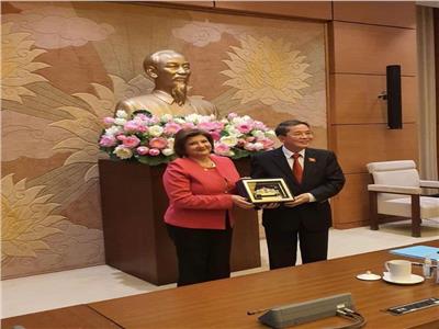 نائب رئيس الجمعية الوطنية الفيتنامي يستقبل السفيرة المصرية في هانوي