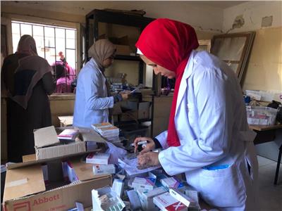 جامعة المنيا: توقيع الكشف الطبي على 560 حالة مرضية من أهالي قرية كوم اللوفي