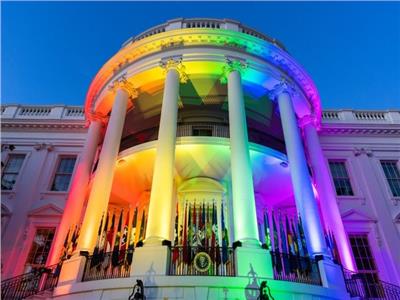 البيت الأبيض يكتسي بألوان قوس قزح بعد توقيع قانون حماية زواج المثليين