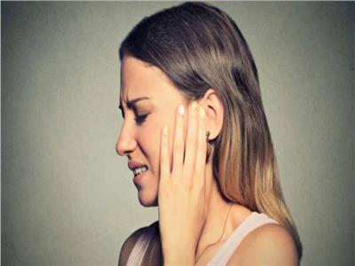عادات ضارة قد تدمر السمع.. ماذا تفعل لو «أذنك مكتومة»؟