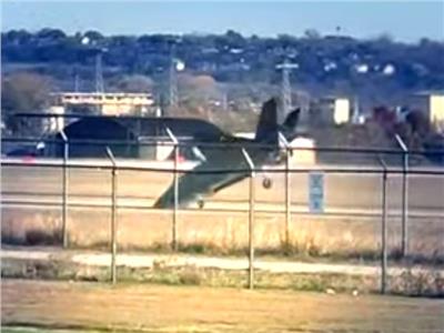 طيار أمريكي ينقذ نفسه قبل تحطم طائرته | فيديو