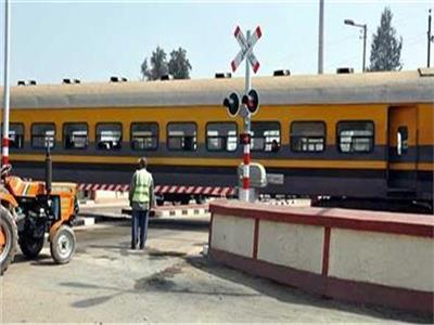 «النقل» تناشد المواطنين عدم اقتحام مزلقانات القطارات أو السير عكس الاتجاه 