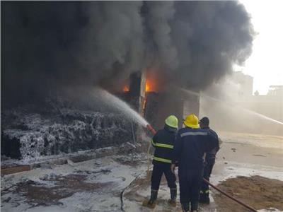 السيطرة على حريق مصنع حصير في شبرا الخيمة دون إصابات