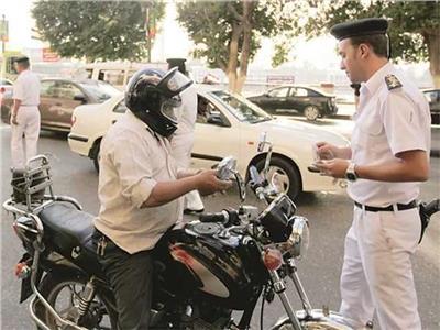 تحرير 651 مخالفة لقائدي الدراجات النارية لعدم ارتداء «الخوذة»