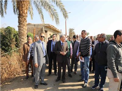 محافظ المنيا يٌحيل رئيس قرية تلة للتحقيق بسبب مخالفات البناء