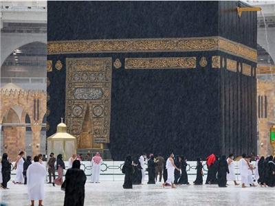 الأمطار تغرق شوارع مكة المكرمة وتؤدي إلى تعطل الطرق| فيديو