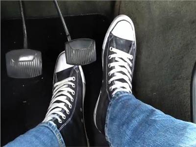 تجنبا لوقوع الحوادث.. أنواع من الأحذية لا ترتديها أثناء القيادة