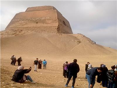 فوج سياحي من دول عربية وأوروبية يزور المعالم الآثرية ببني سويف