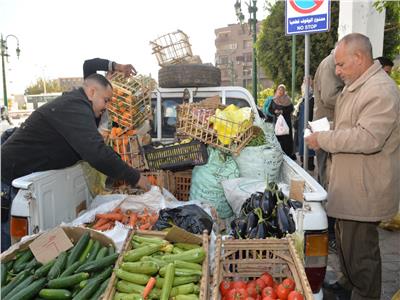 محافظ أسيوط: تنظيم منافذ بيع متنقلة للمواد الغذائية بأسعار مخفضة 
