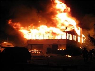 السيطرة على حريق في مبنى قديم بالسويس