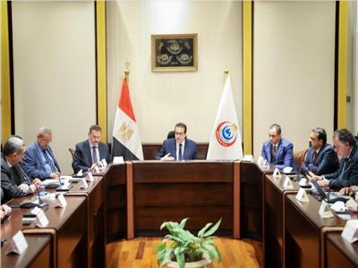وزير الصحة يعقد اجتماعًا مع «وادي النيل» لمتابعة خطة توريدات سيارات الإسعاف الجديدة