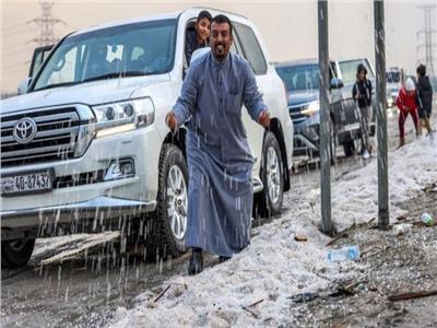 المناخ المتطرف يضرب بقوة.. الولايات المتحدة تتجمد وجليد بصحراء الكويت