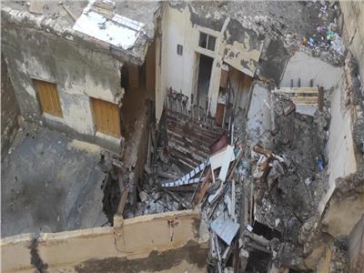 انهيار جزئي في «عقار الأنفوشي» بالإسكندرية| صور  